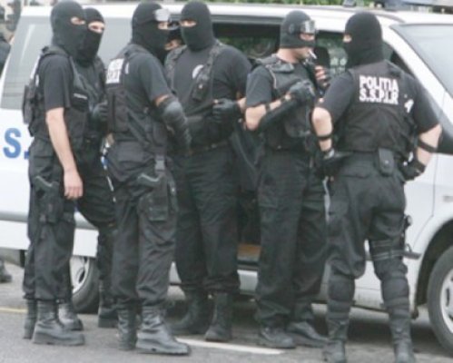 Descindere cu mascaţi, în Mamaia. Se verifică o reţea de firme implicate în contrabandă cu produse petroliere